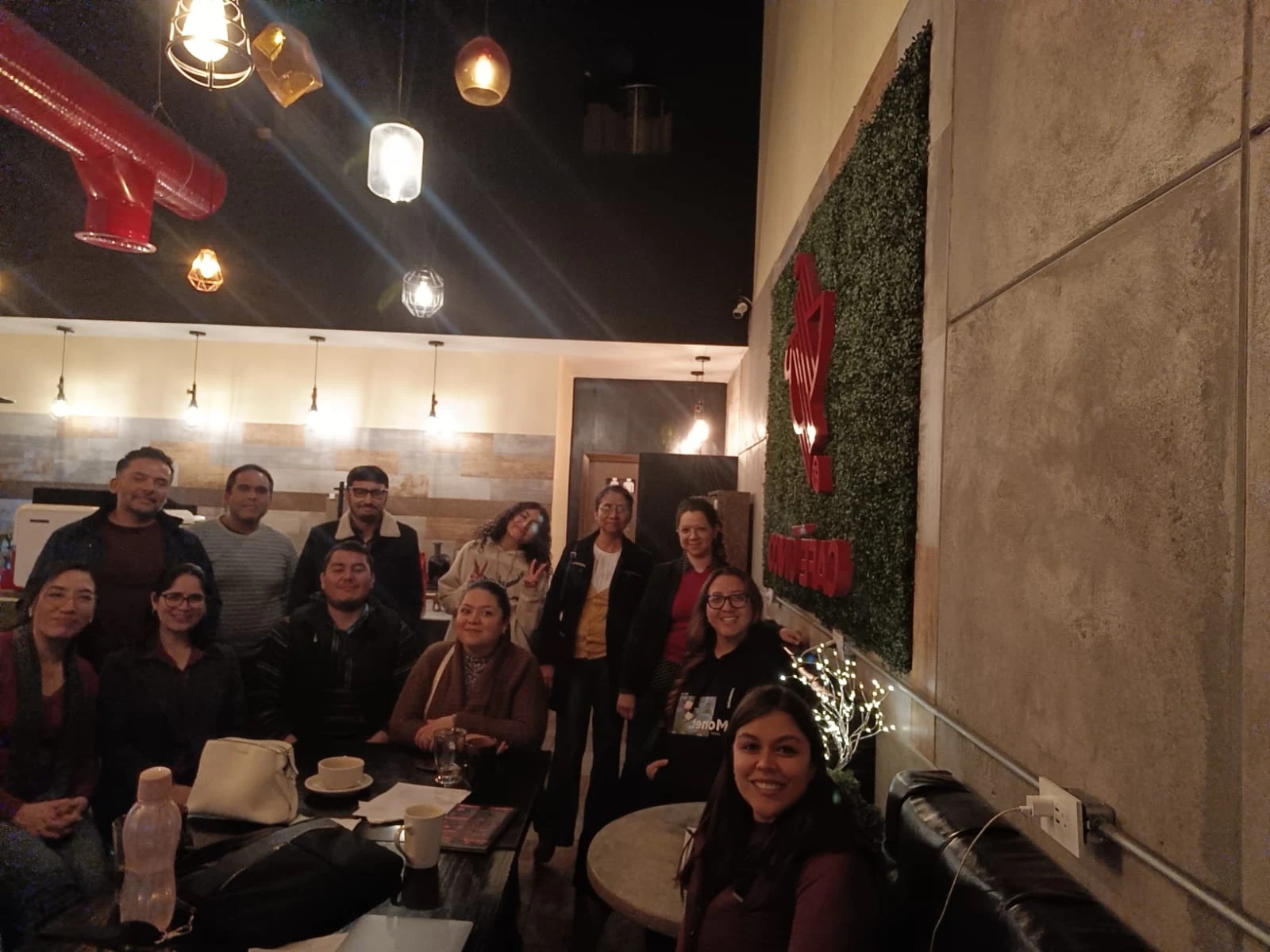 Fotografía de grupo de la primera reunión de la Asociación en un café de Ciudad Juárez